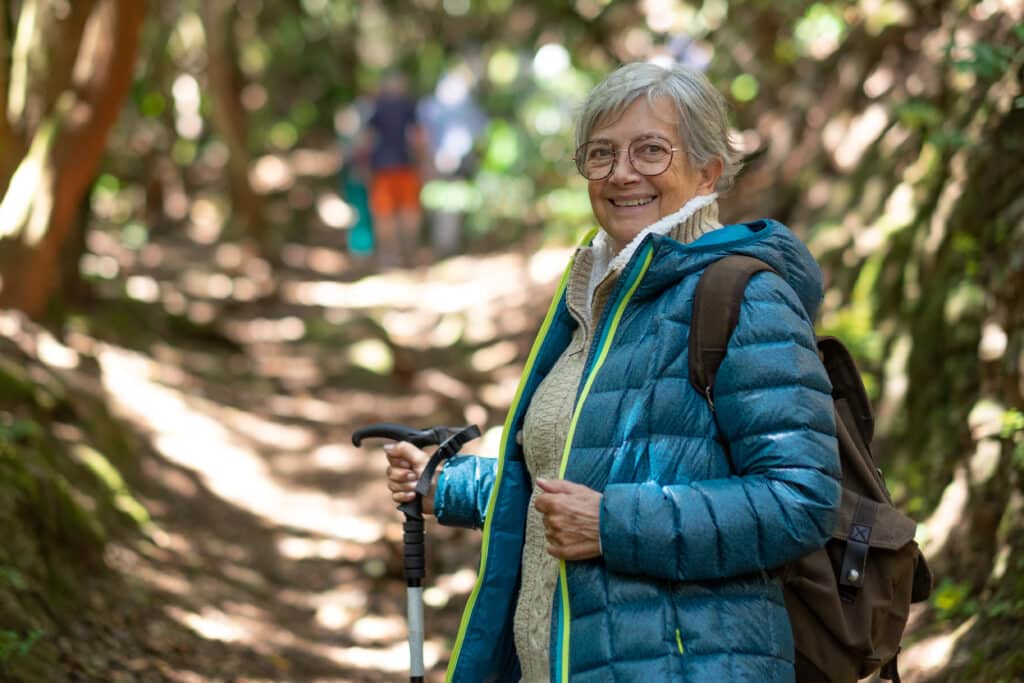 Menopause and joint pain: a senior women enjoys a hike with friends outdoors.