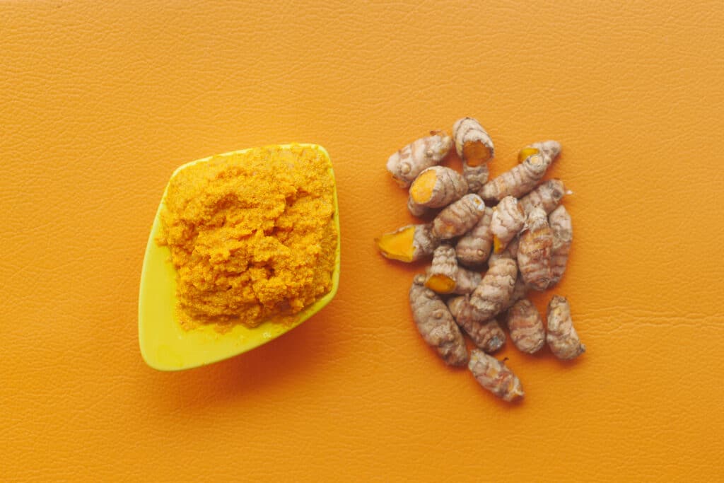 Image of turmeric and turmeric roots