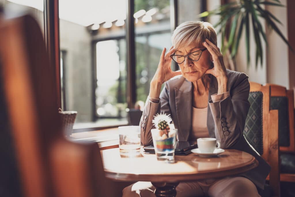 Backward disequilibrium: a senior woman feels dizzy in a cafe